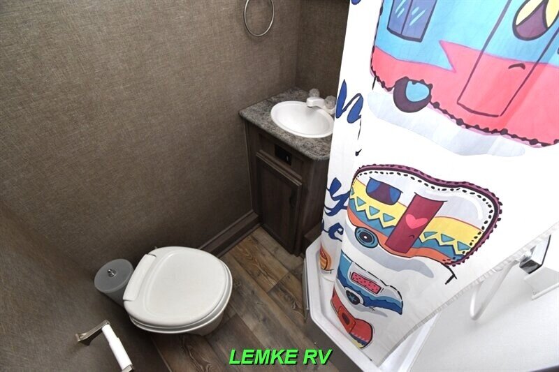 2017 Pacific Coachworks Econ 18RBS   - Photo 20 - Rocklin, CA 95677