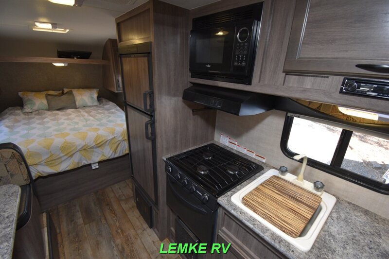 2017 Pacific Coachworks Econ 18RBS   - Photo 21 - Rocklin, CA 95677