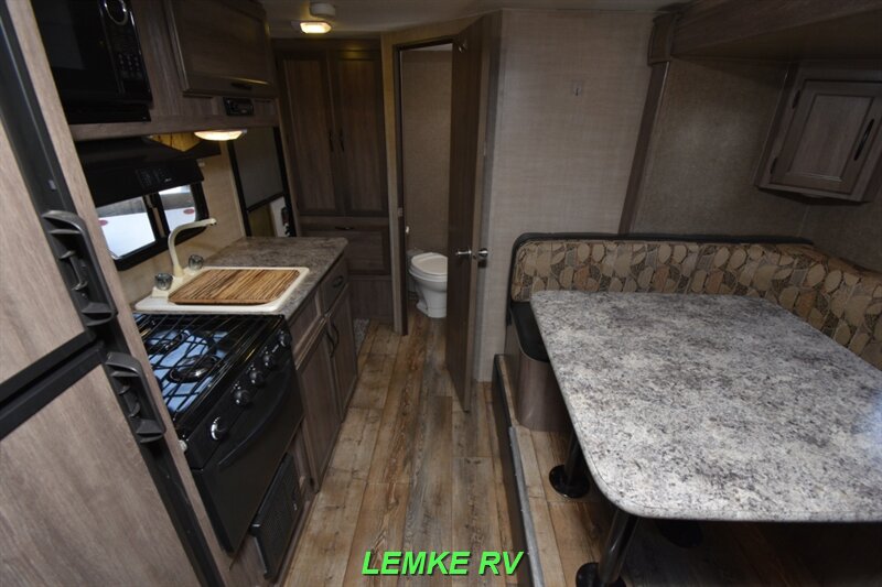 2017 Pacific Coachworks Econ 18RBS   - Photo 2 - Rocklin, CA 95677