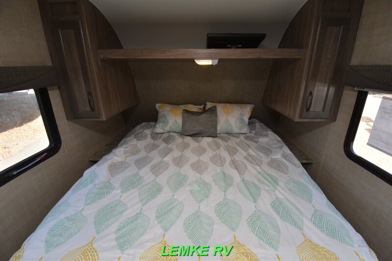 2017 Pacific Coachworks Econ 18RBS   - Photo 16 - Rocklin, CA 95677
