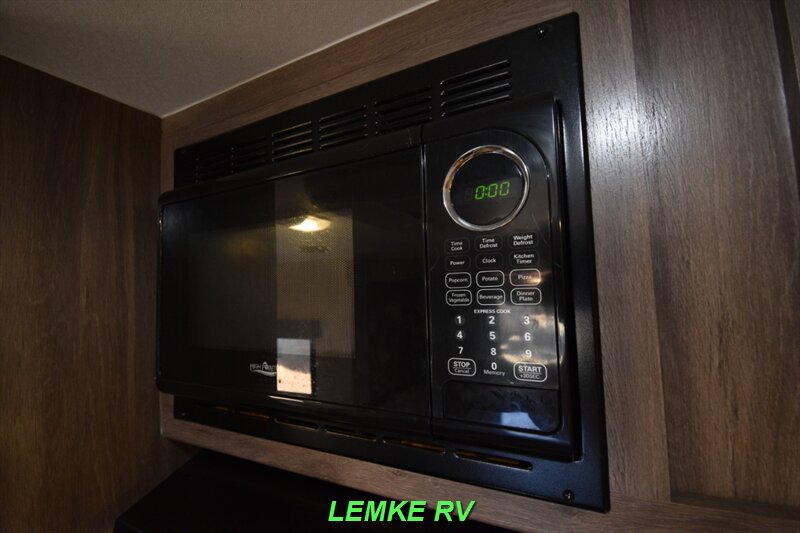 2017 Pacific Coachworks Econ 18RBS   - Photo 22 - Rocklin, CA 95677
