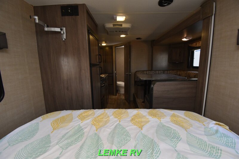 2017 Pacific Coachworks Econ 18RBS   - Photo 18 - Rocklin, CA 95677