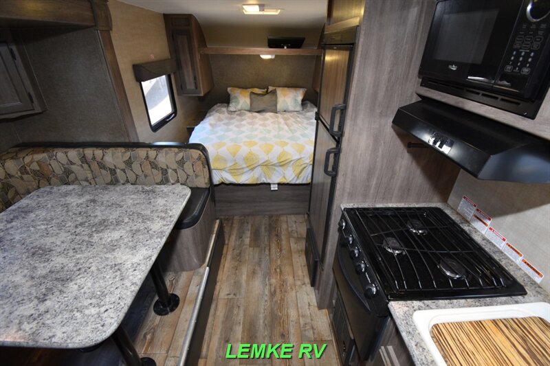 2017 Pacific Coachworks Econ 18RBS   - Photo 5 - Rocklin, CA 95677