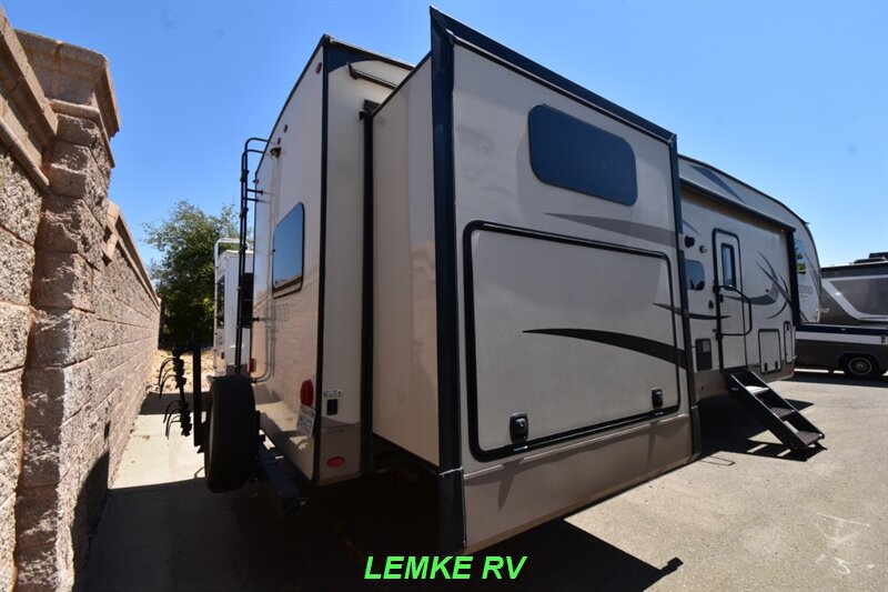 2018 Forest River Rockwood Signature Ultra Lite 8301WS   - Photo 8 - Rocklin, CA 95677