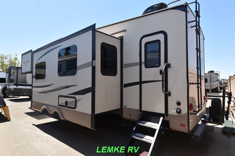 2018 Forest River Rockwood Signature Ultra Lite 8301WS   - Photo 7 - Rocklin, CA 95677