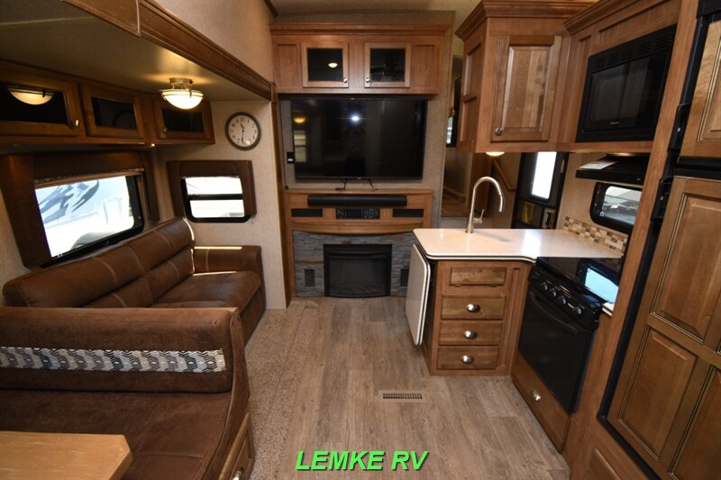 2018 Forest River Rockwood Signature Ultra Lite 8301WS   - Photo 5 - Rocklin, CA 95677