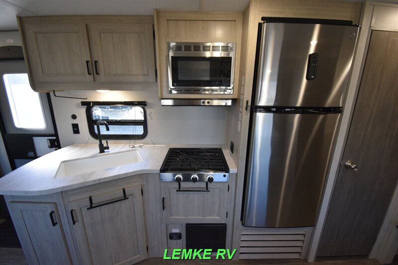 2024 Forest River Aurora Light 26BHS   - Photo 13 - Rocklin, CA 95677