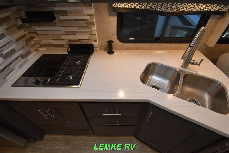 2022 Thor Omni SV34   - Photo 16 - Rocklin, CA 95677