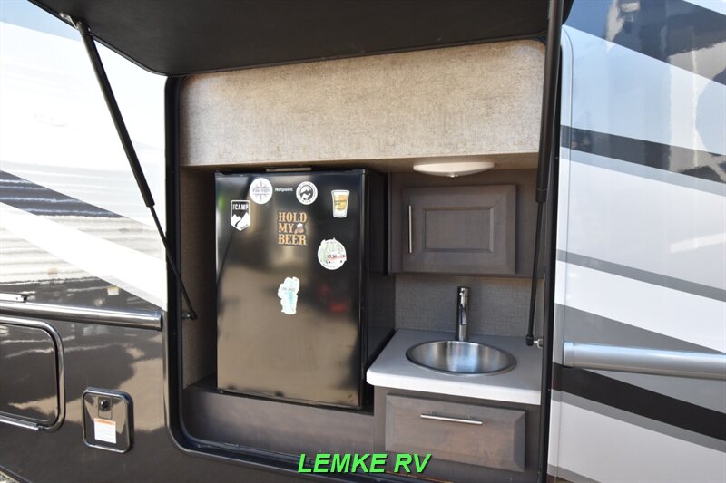 2022 Thor Omni SV34   - Photo 9 - Rocklin, CA 95677