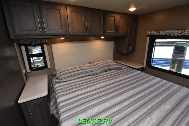 2022 Thor Omni SV34   - Photo 22 - Rocklin, CA 95677