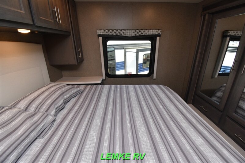 2022 Thor Omni SV34   - Photo 23 - Rocklin, CA 95677