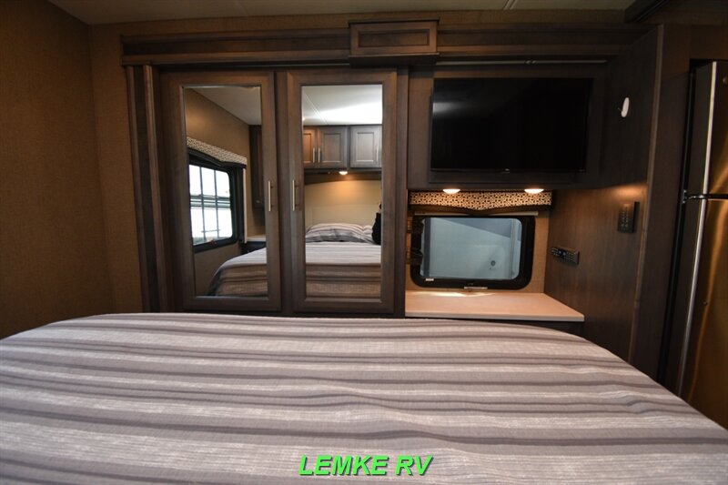 2022 Thor Omni SV34   - Photo 25 - Rocklin, CA 95677