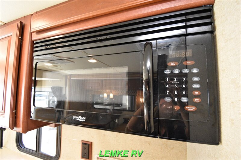 2015 Winnebago Vista LX 35F   - Photo 27 - Rocklin, CA 95677