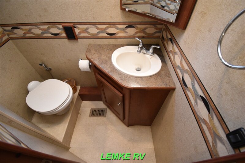 2015 Winnebago Vista LX 35F   - Photo 19 - Rocklin, CA 95677