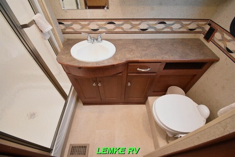 2015 Winnebago Vista LX 35F   - Photo 20 - Rocklin, CA 95677