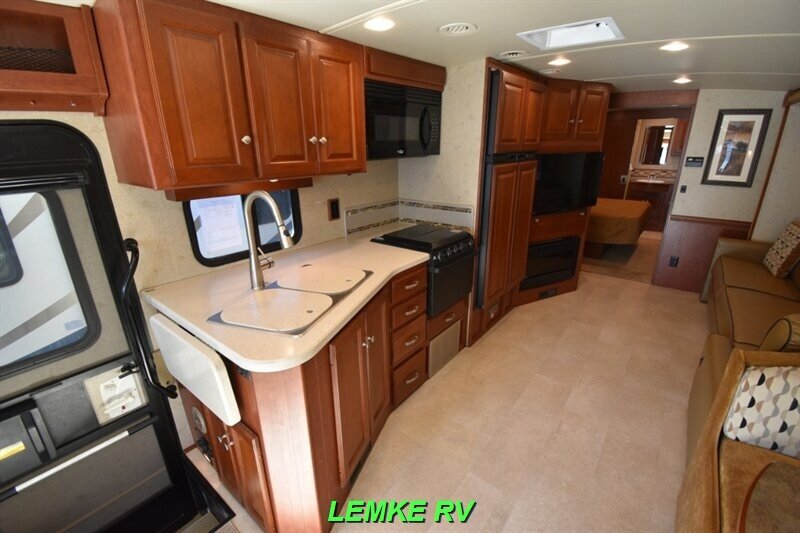 2015 Winnebago Vista LX 35F   - Photo 12 - Rocklin, CA 95677
