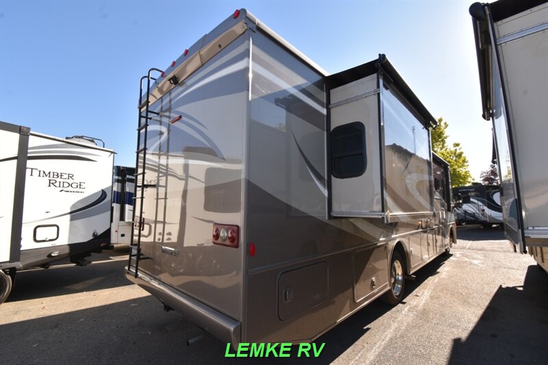 2015 Winnebago Vista LX 35F   - Photo 8 - Rocklin, CA 95677