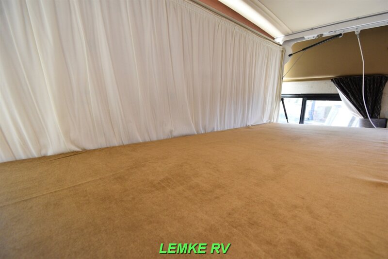 2015 Winnebago Vista LX 35F   - Photo 21 - Rocklin, CA 95677