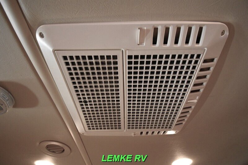 2015 Winnebago Vista LX 35F   - Photo 28 - Rocklin, CA 95677
