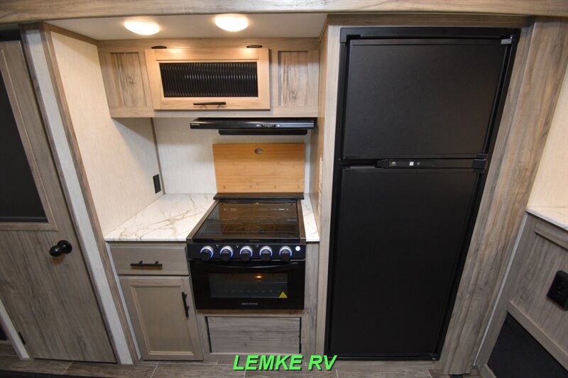2021 Forest River Cherokee Alpha Wolf 26RL-L   - Photo 13 - Rocklin, CA 95677