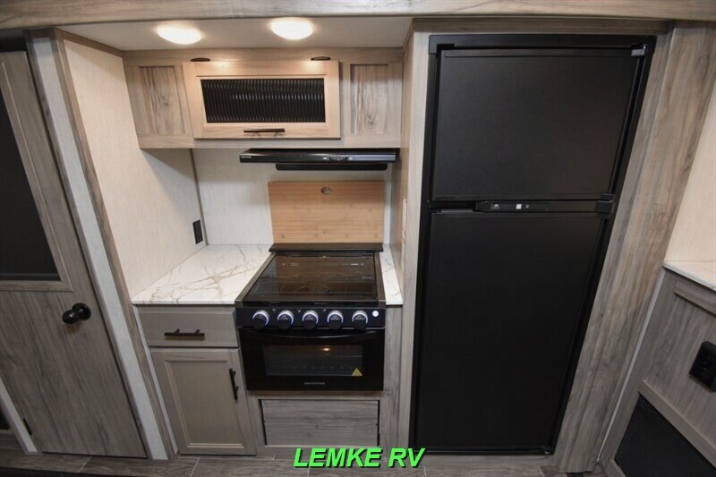 2021 Forest River Cherokee Alpha Wolf 26RL-L   - Photo 11 - Rocklin, CA 95677