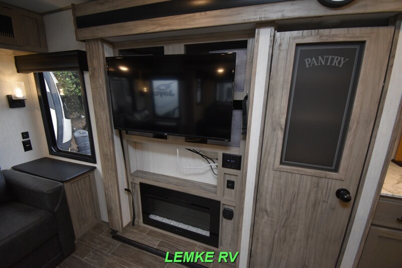 2021 Forest River Cherokee Alpha Wolf 26RL-L   - Photo 24 - Rocklin, CA 95677