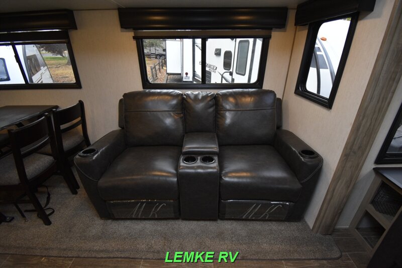 2021 Forest River Cherokee Alpha Wolf 26RL-L   - Photo 25 - Rocklin, CA 95677