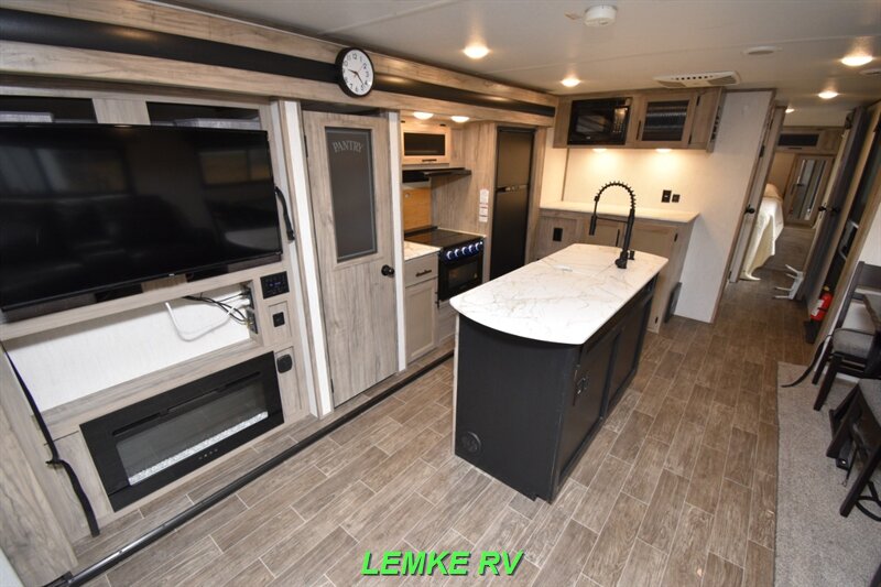 2021 Forest River Cherokee Alpha Wolf 26RL-L   - Photo 15 - Rocklin, CA 95677