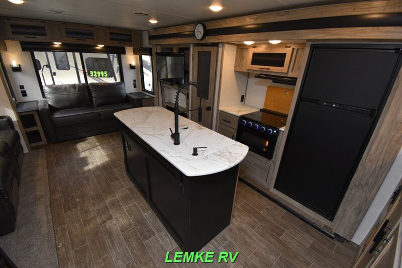 2021 Forest River Cherokee Alpha Wolf 26RL-L   - Photo 11 - Rocklin, CA 95677