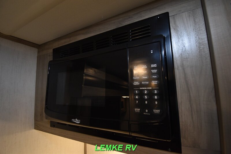 2021 Forest River Cherokee Alpha Wolf 26RL-L   - Photo 23 - Rocklin, CA 95677