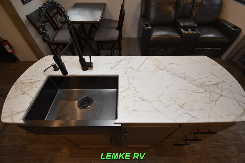 2021 Forest River Cherokee Alpha Wolf 26RL-L   - Photo 14 - Rocklin, CA 95677
