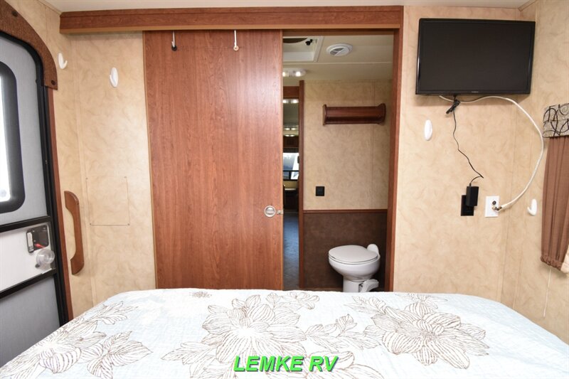 2015 Forest River Wildcat Maxx 27RLS   - Photo 18 - Rocklin, CA 95677