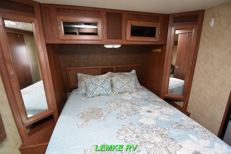 2015 Forest River Wildcat Maxx 27RLS   - Photo 16 - Rocklin, CA 95677