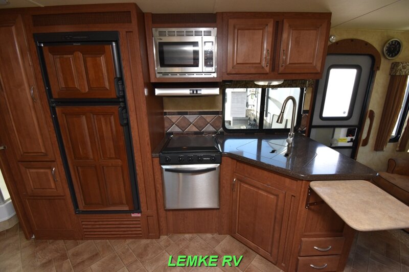 2015 Forest River Wildcat Maxx 27RLS   - Photo 13 - Rocklin, CA 95677