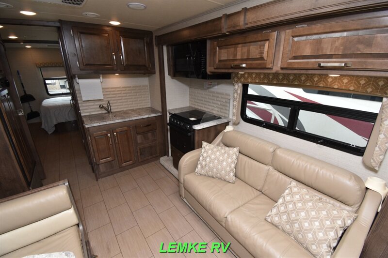 2018 Jayco Greyhawk 31FS   - Photo 11 - Rocklin, CA 95677