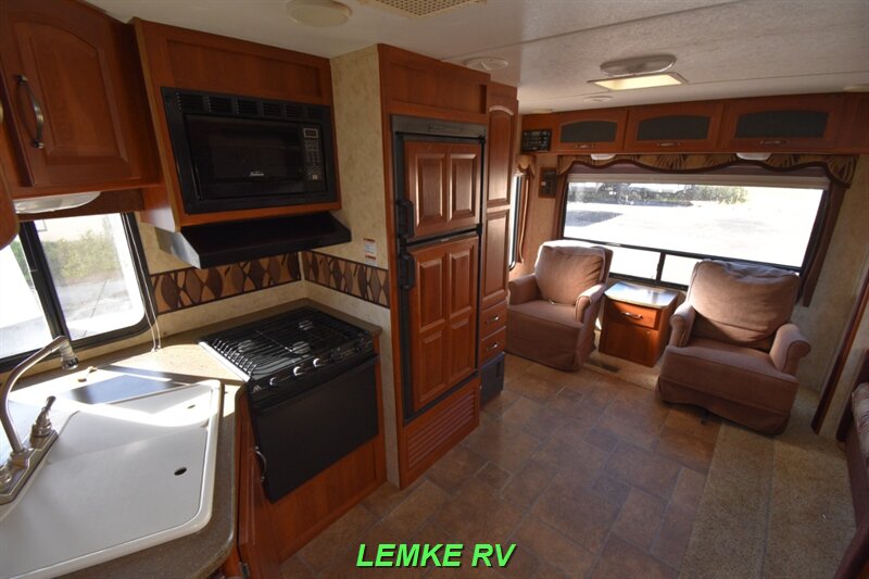 2011 Keystone Cougar Half-Ton 27RLSWE   - Photo 13 - Rocklin, CA 95677