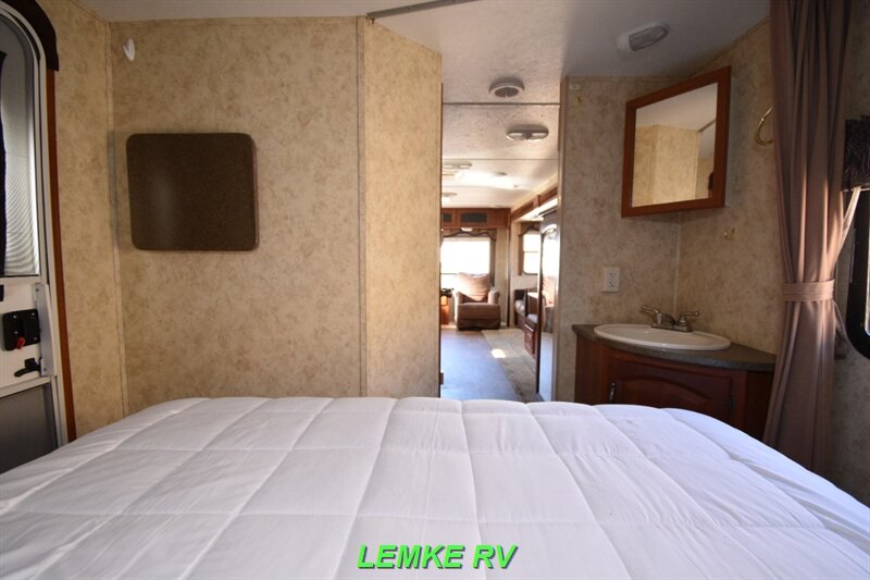 2011 Keystone Cougar Half-Ton 27RLSWE   - Photo 23 - Rocklin, CA 95677