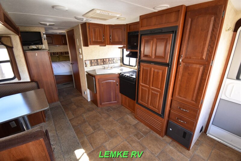 2011 Keystone Cougar Half-Ton 27RLSWE   - Photo 12 - Rocklin, CA 95677