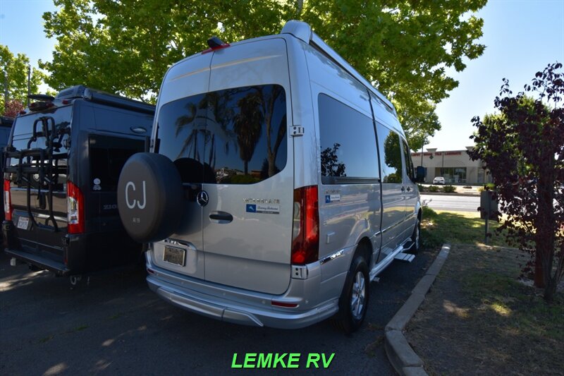 2021 Airstream Interstate 19 Tommy Bahama Edition   - Photo 9 - Rocklin, CA 95677