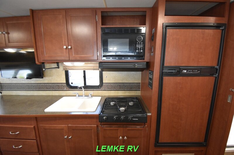 2014 Winnebago Minnie Winnie 31K   - Photo 13 - Rocklin, CA 95677