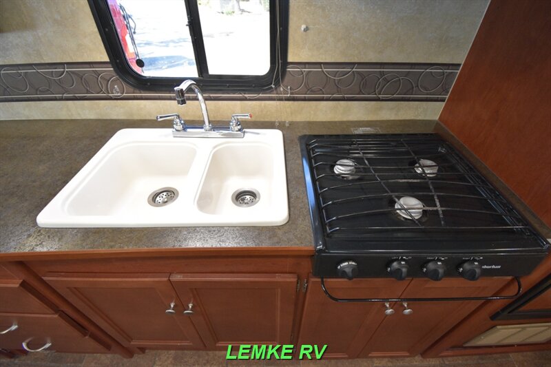 2014 Winnebago Minnie Winnie 31K   - Photo 14 - Rocklin, CA 95677