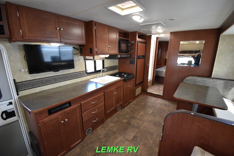 2014 Winnebago Minnie Winnie 31K   - Photo 12 - Rocklin, CA 95677
