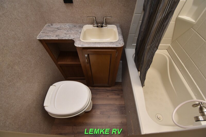 2018 Coachmen Catalina Legacy 293QBCK   - Photo 20 - Rocklin, CA 95677