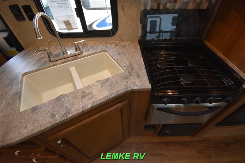 2018 Coachmen Catalina Legacy 293QBCK   - Photo 21 - Rocklin, CA 95677