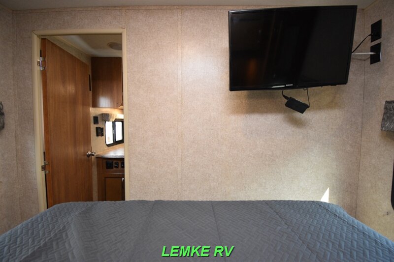 2018 Coachmen Catalina Legacy 293QBCK   - Photo 19 - Rocklin, CA 95677