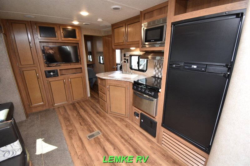 2018 Coachmen Catalina Legacy 293QBCK   - Photo 13 - Rocklin, CA 95677