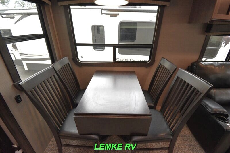 2018 CrossRoads RV Cruiser 339RL   - Photo 21 - Rocklin, CA 95677