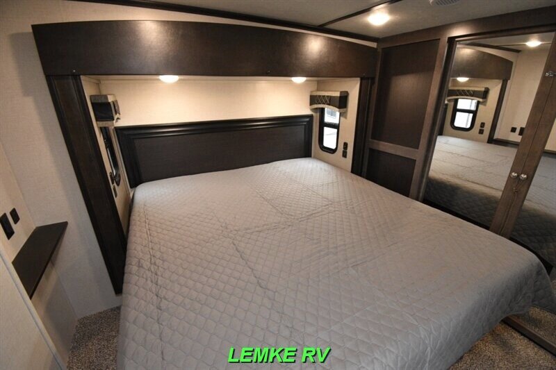 2018 CrossRoads RV Cruiser 339RL   - Photo 14 - Rocklin, CA 95677