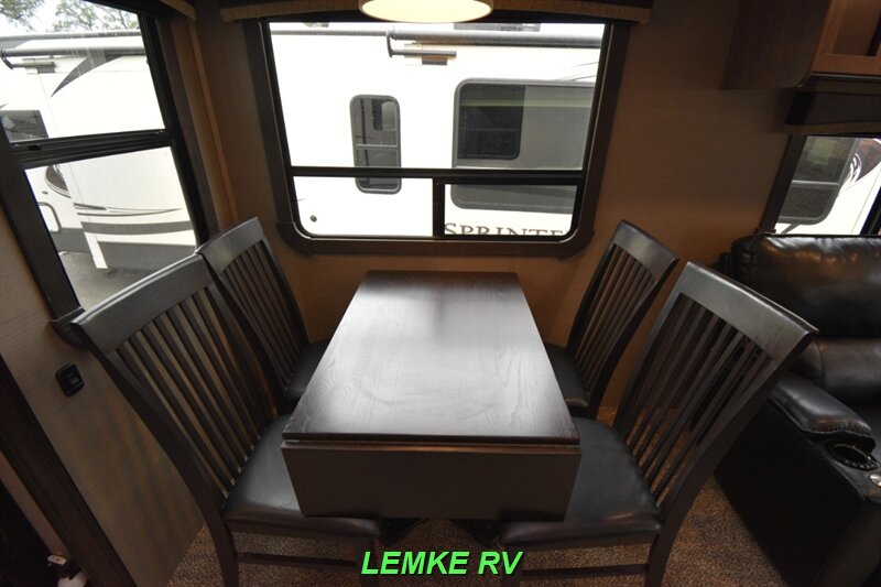 2018 CrossRoads RV Cruiser 339RL   - Photo 13 - Rocklin, CA 95677