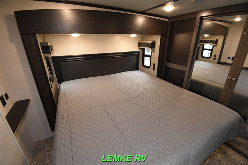 2018 CrossRoads RV Cruiser 339RL   - Photo 16 - Rocklin, CA 95677